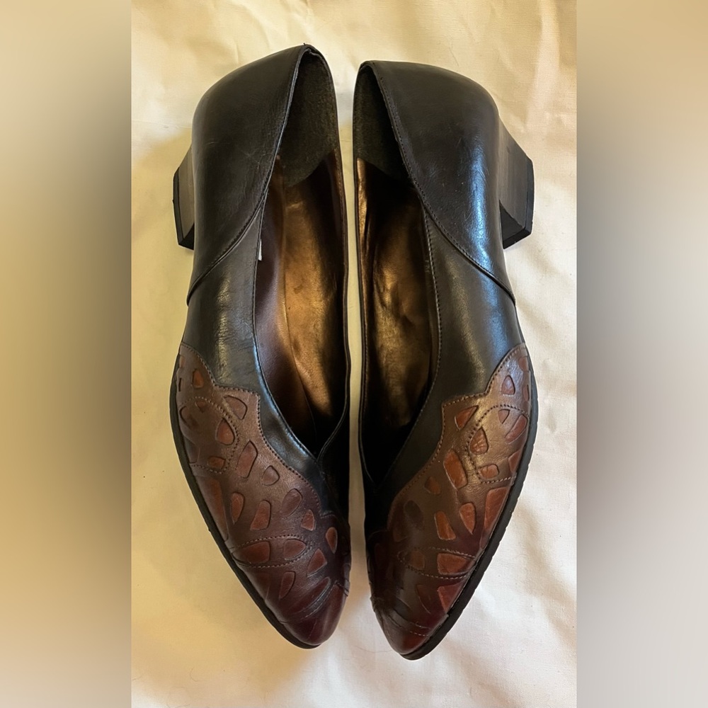 TAMARIS black and brown leather pump with cut out design low heel made in Italy